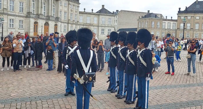 pengawal istana amalienborg 