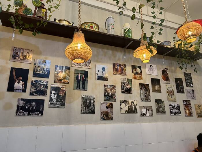 Ornamen jadul menghiasi kedai kopi (Z Creators/Retno Mandriyarini) kedai lawas makassar