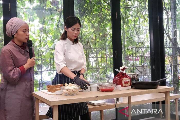 Chef Putri mumpuni sedang membuat sandwich jamur gochujang di Beau Bakery, Jakarta Selatan, Kamis (15/9/2022) (ANTARA/Lifia Mawaddah Putri)
