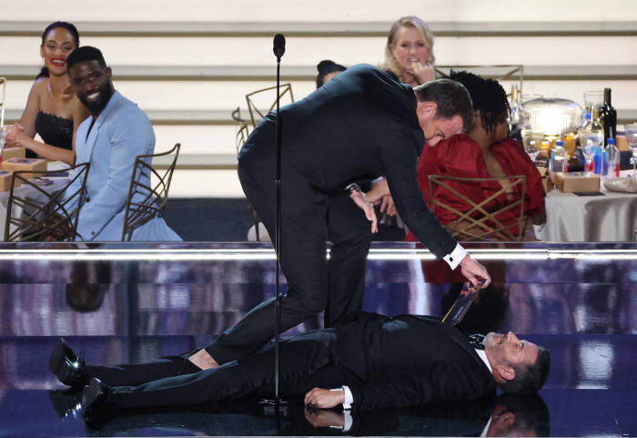 Momen Jimmy Kimmel membuat lelucon di Emmy Awards. (Reuters/Mario Anzuoni) jimmy kimmel