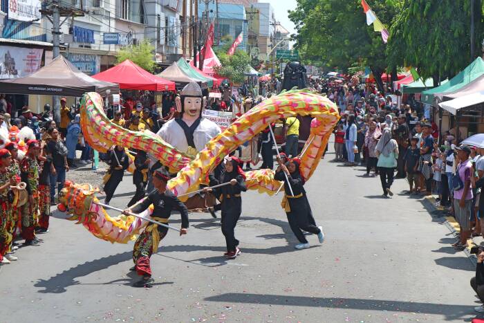 Bentuk akulturasi budaya tiga etnis (Z Creators/Is Ariyanto) kirab jarwana