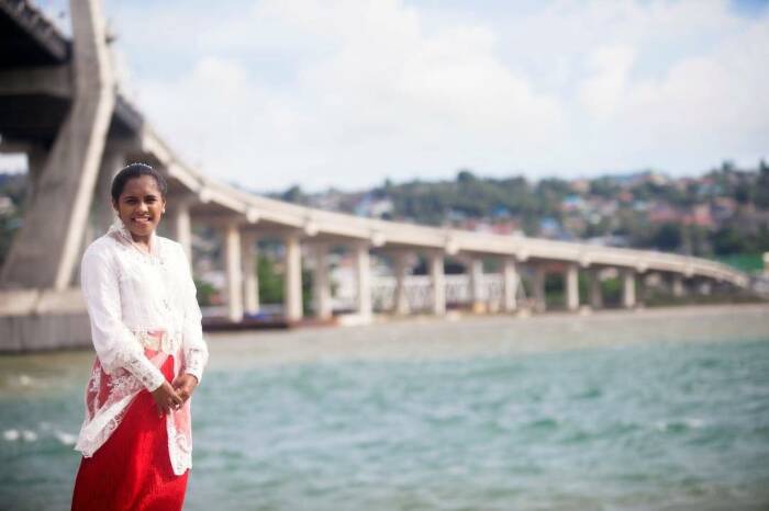 baju adat maluku perempuan