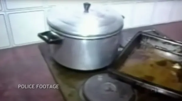 Inspektur Wells menemukan kepala John mendidih dalam panci di atas kompor (YouTube/NSW Police)