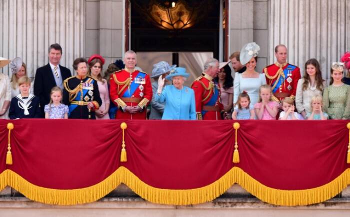 Keluarga kerajaan Inggris saat berfoto bersama di Istana Buckingham. (FilmMagic)
