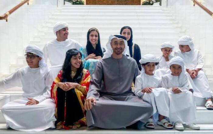 Sheikh Mohammed bin Zayed Al Nahyan foto bersama dengan anggota keluarga kerajaan. (@mohamedbinzayed/Instagram)