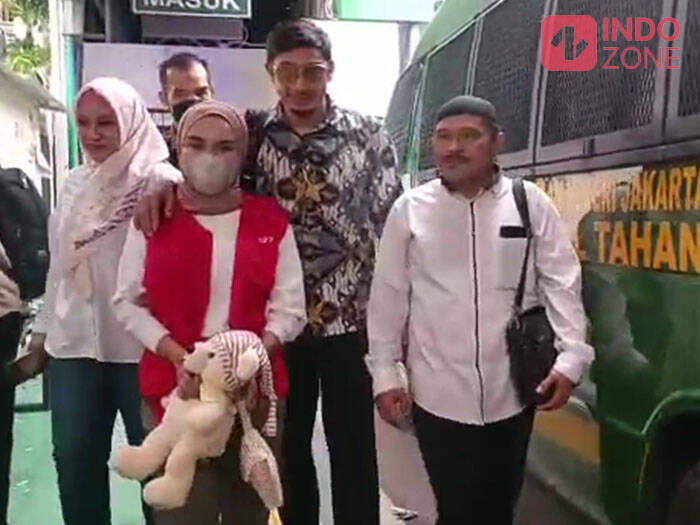 Medina Zein membawa boneka beruang usai menjalani sidang putusan di Pengadilan Negeri Jakarta Selatan (INDOZONE/Arvi Resvanty)