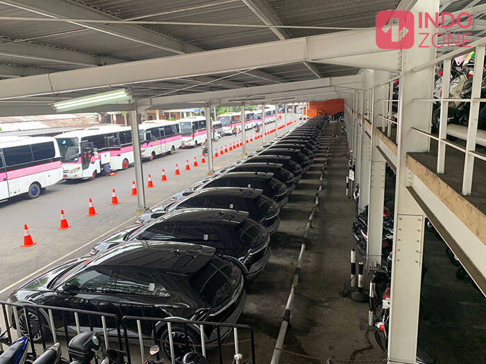 Puluhan mobil listrik terparkir di gedung DPR RI. (INDOZONE/Harits Tryan)