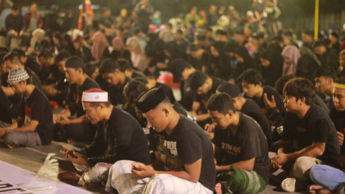 Ratusan suporter PSM Makassar gelar doa bersama (Z Creators/Rudi Hartono) doa untuk tragedi kanjuruhan