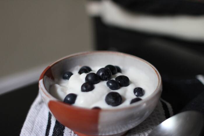 cara mengatasi sakit perut di malam hari dengan yoghurt