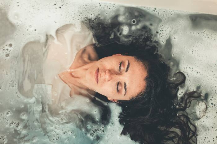 Mengatasi sakit perut dengan mandi air hangat (pexels/@thatguycraig000) mengatasi sakit perut dengan mandi air hangat