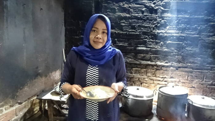 Warung soto dikelola generasi ketiga (Z Creators/Edelweis Ratushima) soto mbah darmo