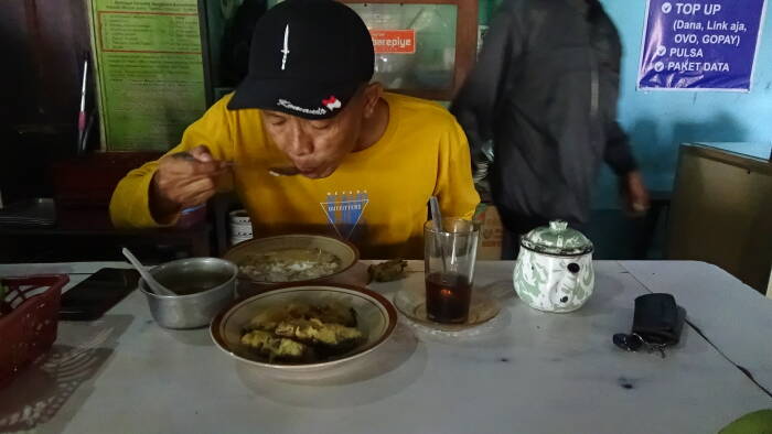Pelanggan menikmati seporsi soto Mbah Darmo (Z Creators/Edelweis Ratushima) soto mbah darmo