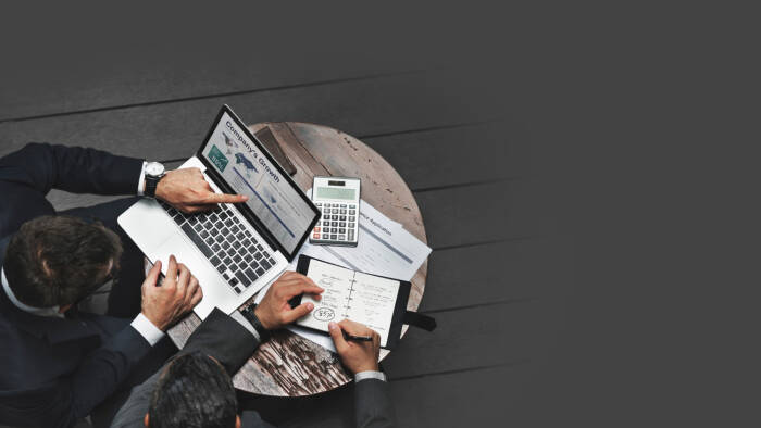 ilustrasi business man bekerja (Freepik.com/rawpixel.com) apa itu resesi 2023