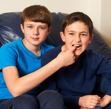 Harry dan Charlie saat sudah tumbuh remaja. (The Sun) Kondisi kakak beradik yang viral karena konten gigit jari