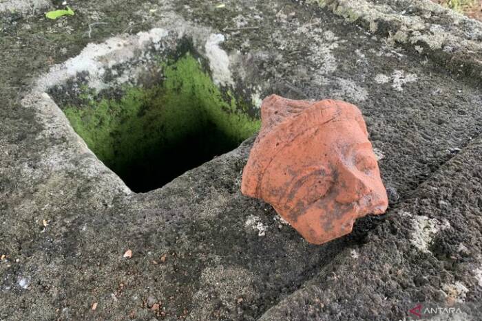 Relief berbentuk wajah yang ditemukan oleh tim BPCB Jawa Timur pada saat melakukan ekskavasi di Desa Srigading. (Antara)