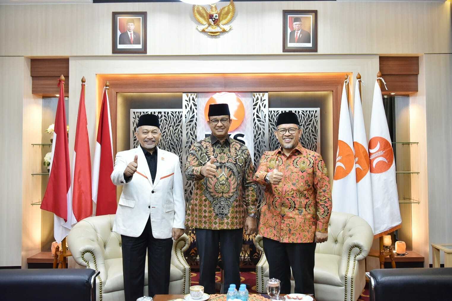 Presiden PKS Ahmad Syaikhu (kiri), Anies Baswedan (tengah) dan Wakil Ketua Majelis Syura PKS Ahmad Heryawan (kanan)