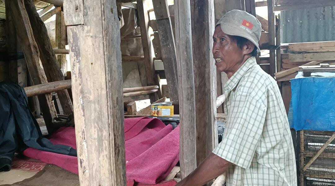Kakek Suwito bersyukur bisa tinggal gratis meski di kandang (Z Creators/Galih Prihantoro) kakek tinggal di kandang
