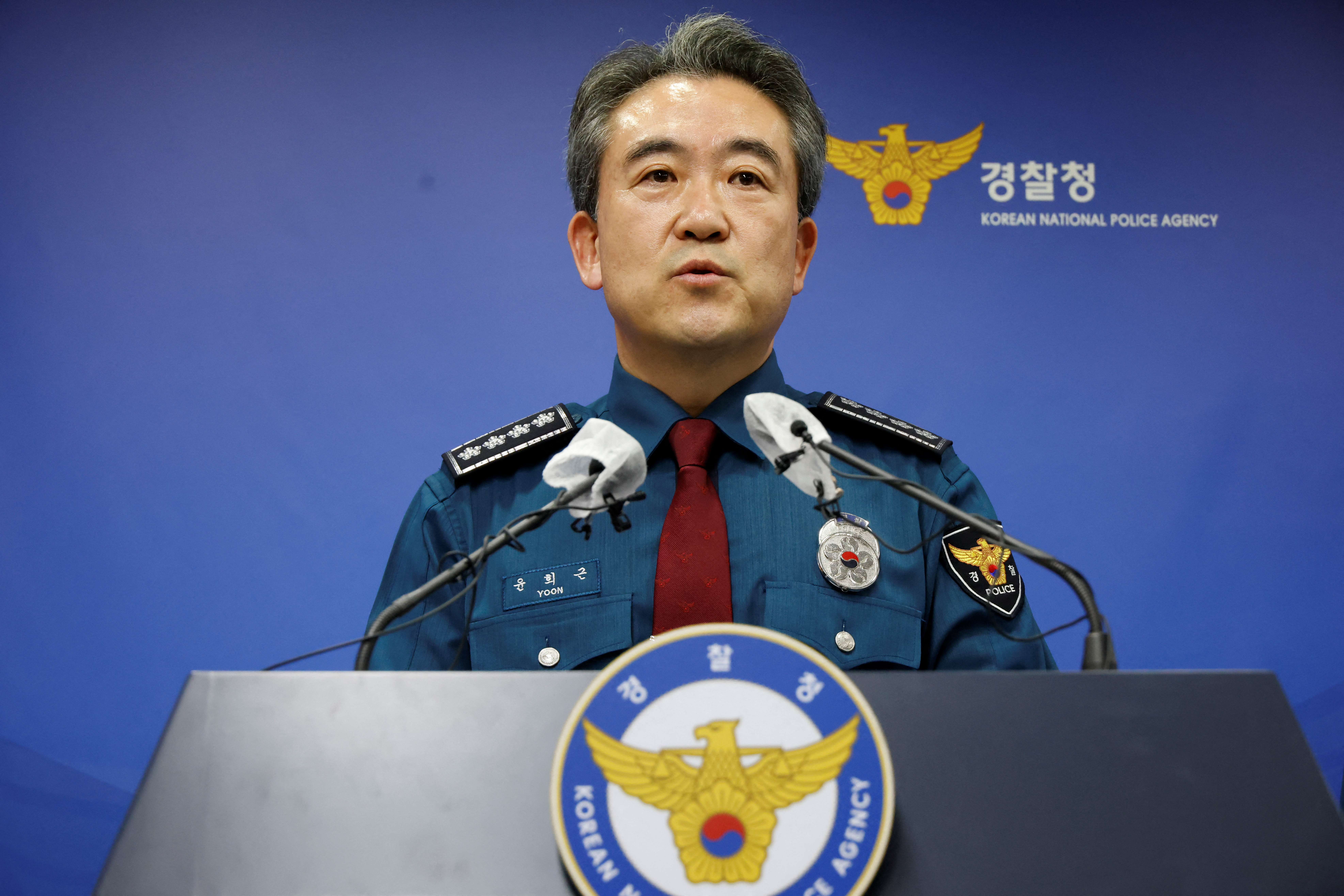 Komisaris Jenderal Yoon Hee-keun menggelar konferensi pers terkait tragedi Halloween Itaewon (REUTERS/Heo Ran)