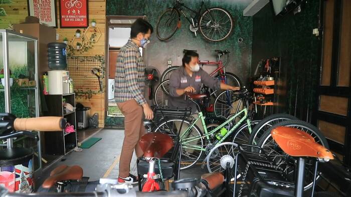 Bengkel Arusik memodifikasi sepeda konvensional jadi sepeda listrik (Z Creators/Martin) bengkel sepeda listrik di bandung