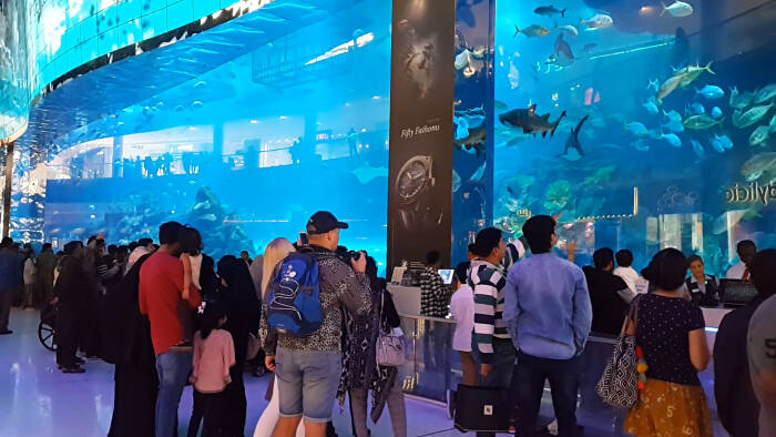 wisatawan berkumpul di depan akuarium dubai mall