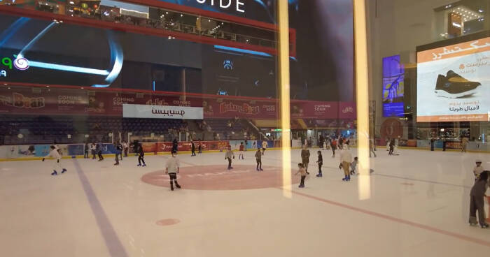 wisatawan bermain ice skating 