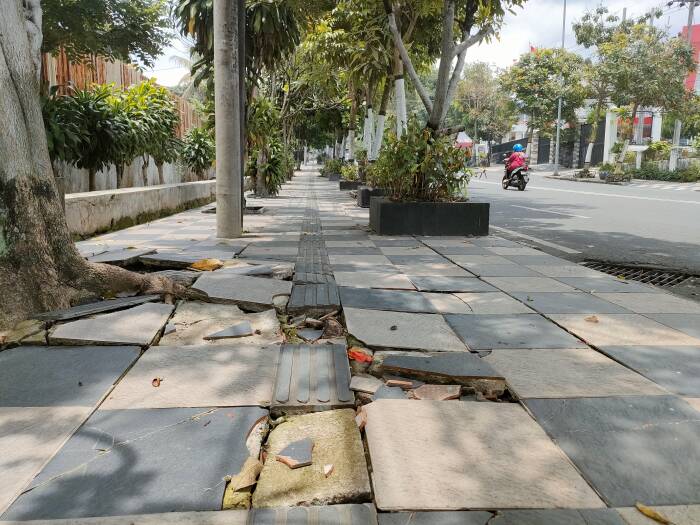 guiding block rusak di kota batu