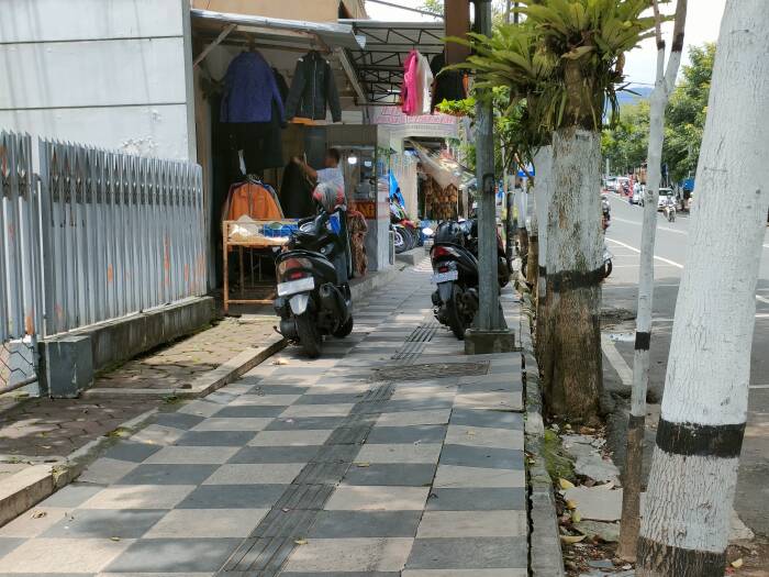 guiding block di kota batu