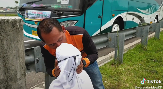 bocah tunggu ayah (TikTok/wulandaridewi31)