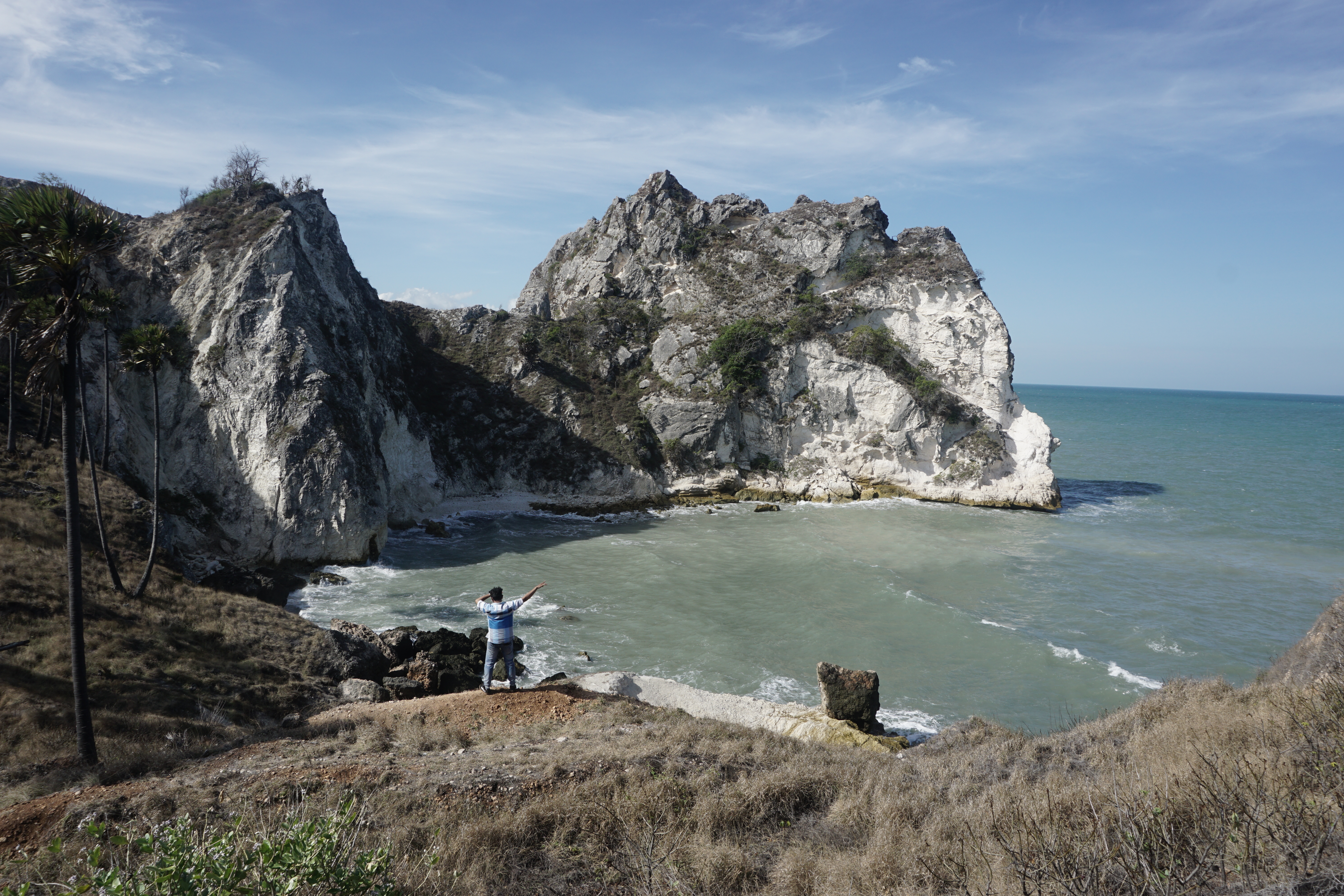 batu karang di pantai pakubaun ntt