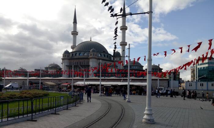 Jalan Istiklal Di Istanbul Tempat Hang Out Fiki Naki Dan Tugba Yang