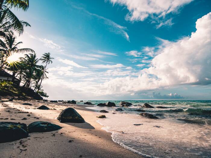 puisi tentang keindahan pantai