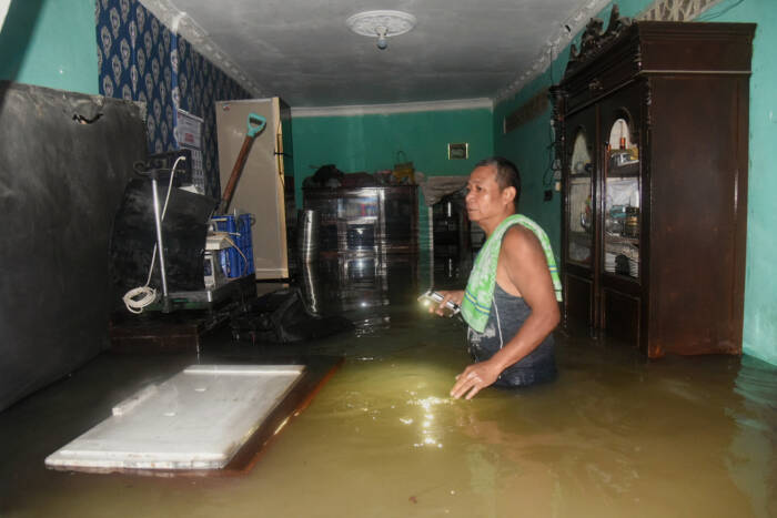 Warga memeriksa rumahnya yang tergenang banjir di Kamping Aur, Medan, Sumatera Utara, Jumat (18/11/2022). (ANTARA/Fransisco Carolio)