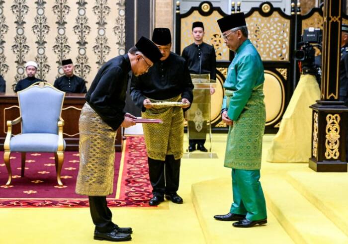 Anwar Ibrahim dilantik raja Malaysia sebagai Perdana Menteri di Istana Negara, Kuala Lumpur. (Reuters)
