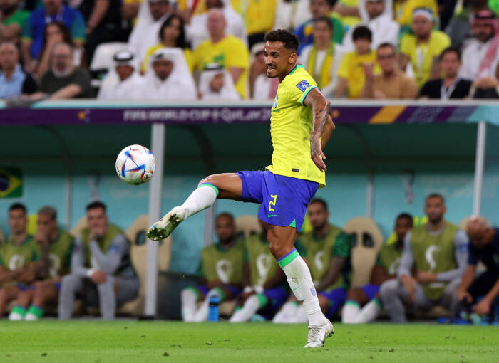 Pemain Timnas Brasil, Danilo, yang juga mengalami cedera kaki seperti Neymar. (Reuters/Amanda Perobelli) Pemain timnas brasil, Danilo.