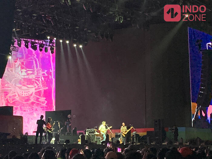 Vokalis Weezer Rivers Cuomo di Soundranaline 2022. (INDOZONE/Nanda)