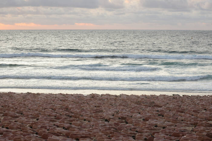 Telanjang di pantai Bondi Australia sebagai kampanye kanker kulit.