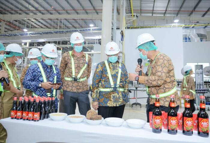 Jajaran direksi The Kraft Heinz saat bersama stekholder mengunjungi pabrik di Karawang. 