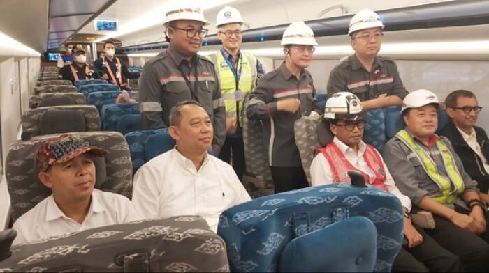 Menteri Perhubungan Budi Karya Sumadi saat menyaksikan uji coba kereta cepat. (HO)