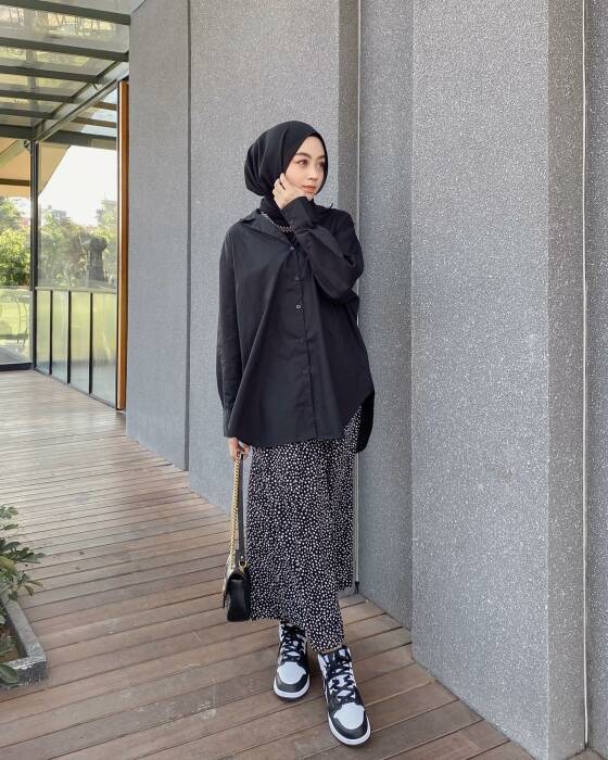 5 OOTD Kemeja Hitam dengan Rok dan Celana, Cocok untuk Hijabers