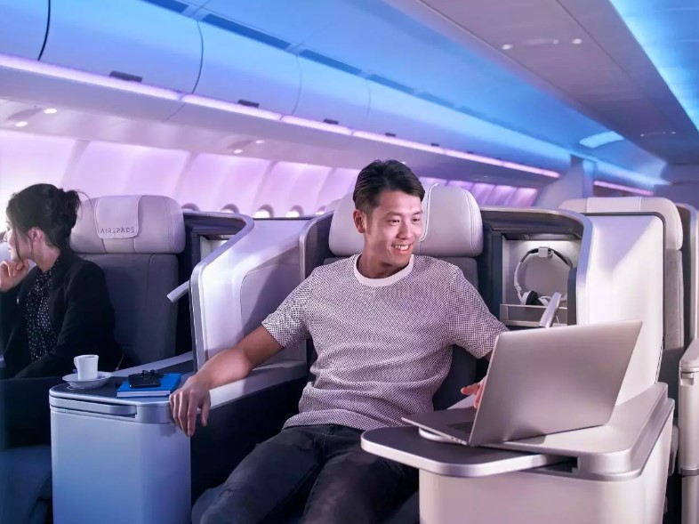 Airbus jenis ini memiliki kursi yang lebih nyaman dan lega. (aircraft.airbus.com)