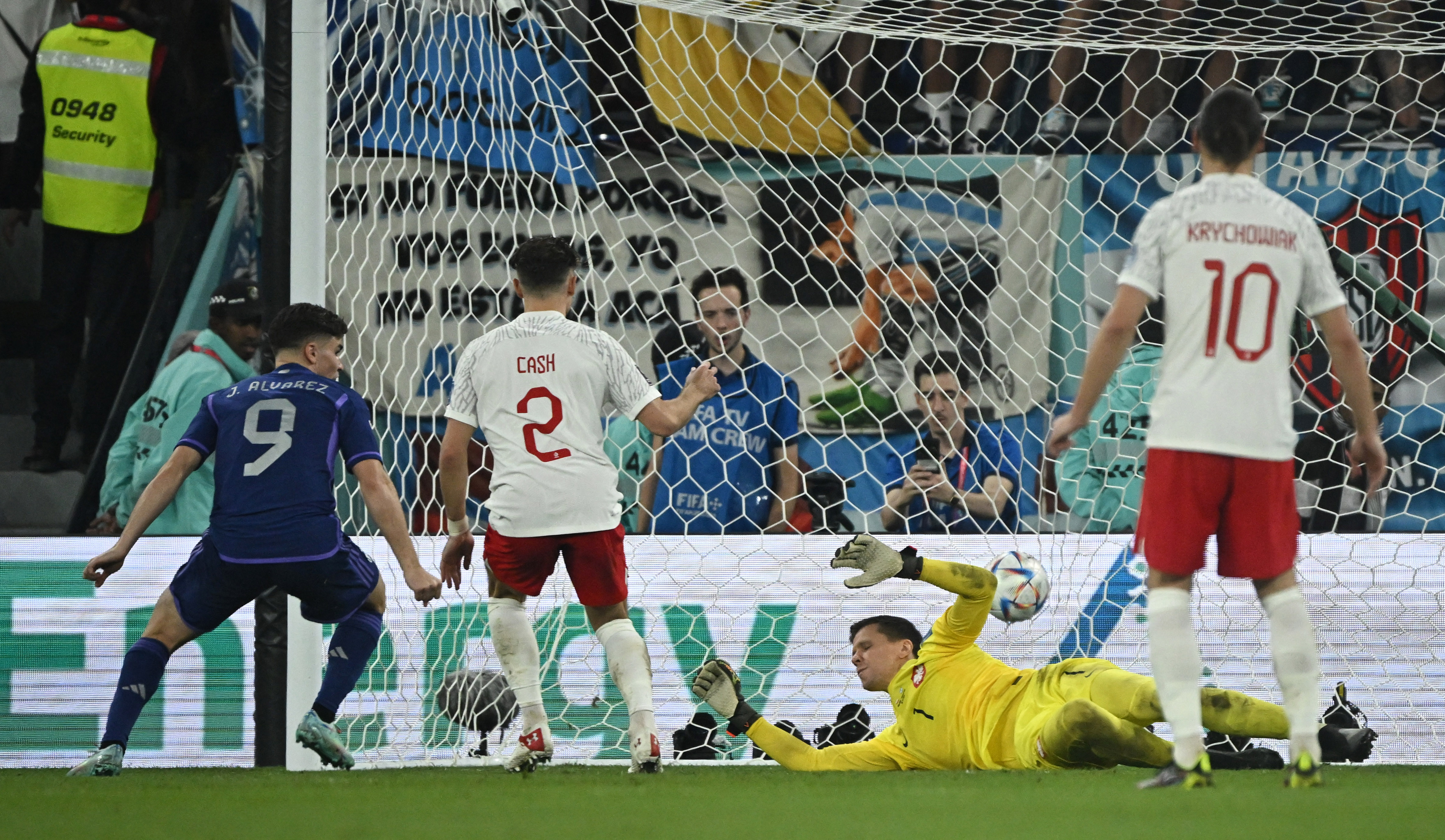 Wojciech Szczesny saat kebobolan oleh gol yang dicetak Alexis Mac Allister. (REUTERS/Dylan Martinez)