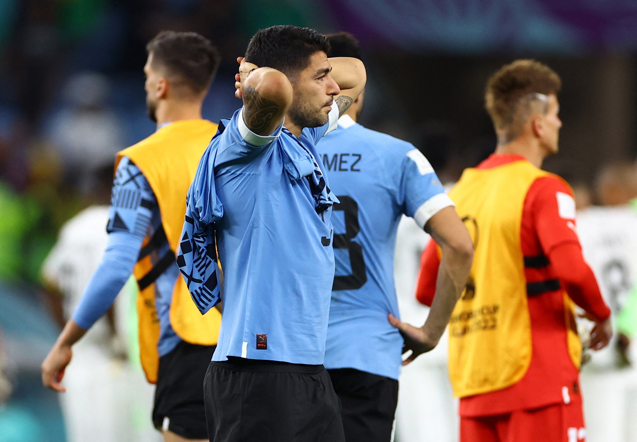 Luis Suarez tampak kecewa usai Uruguay tersisih dari babak 16 besar Piala Dunia 2022. (REUTERS/Siphiwe Sibeko)