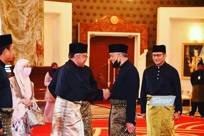 Zahid Hamidi saat bertemu dengan Anwar Ibrahim. (Instagram)