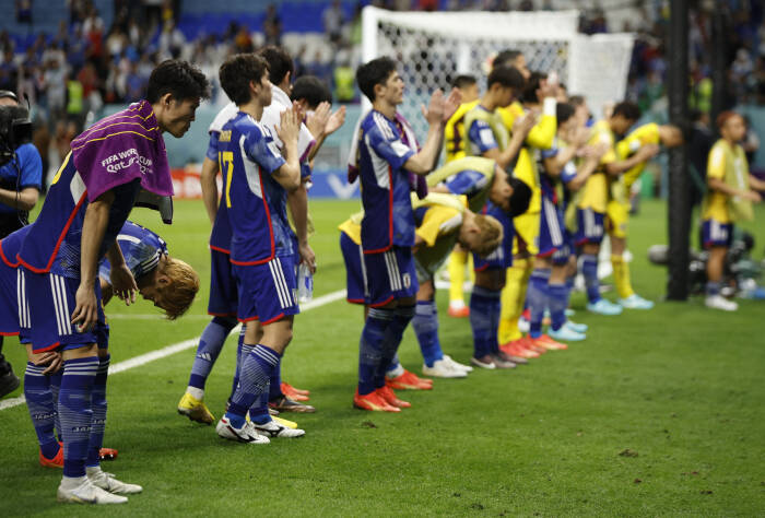 Pemain Jepang minta maaf ke suporter usai kalah dari Kroasia di 16 besar Piala Dunia 2022.