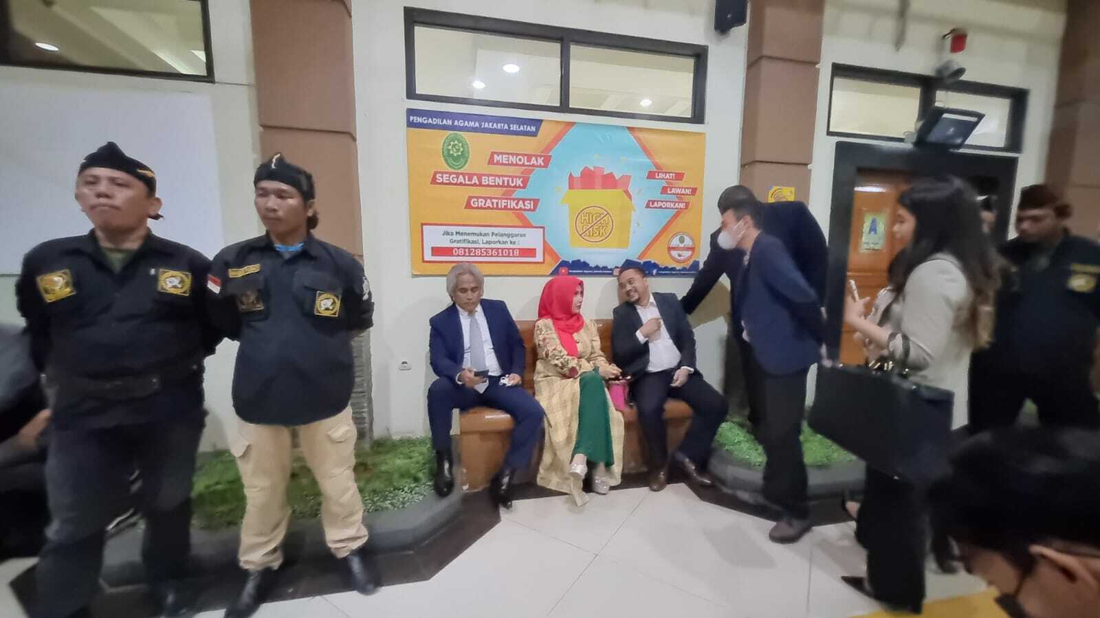 Roro Fitria hadiri sidang putusan cerai di Pengadilan Agama Jakarta Selatan