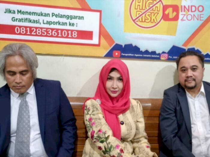 Roro Fitria hadiri sidang putusan cerai di Pengadilan Agama Jakarta Selatan, Selasa (6/12/2022). (Arvi/Indozone) andre irawan main dukun