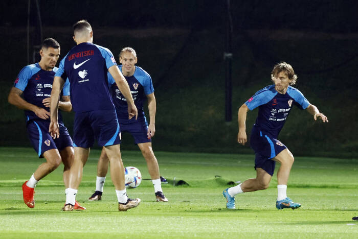 Luka Modric dkk saat melakukan latihan jelang pertandingan Kroasia Vs Brasil. (Reuters/Suhaib Salem)