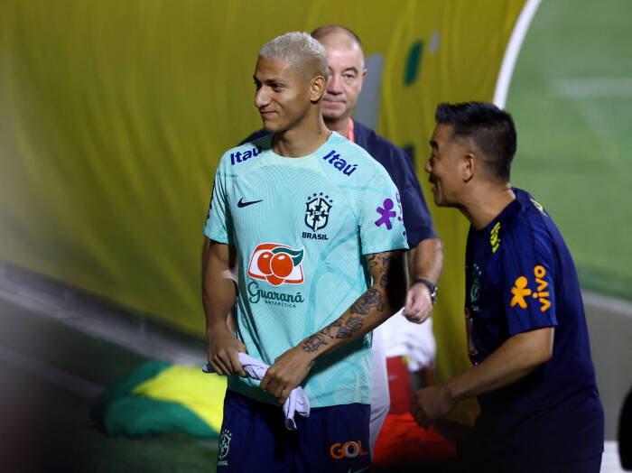 Richarlison saat menjalani sesi latihan jelang pertandingan lawan Kroasia. (REUTERS/Ibraheem Al Omari)