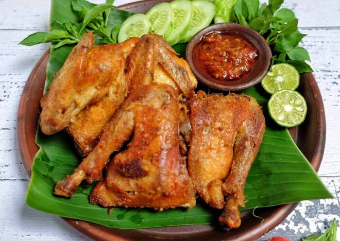 Ayam goreng (pinterest.com) menu masakan sehari hari yang praktis