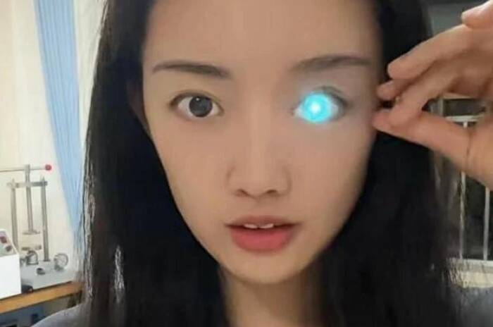 Mata wanita di China bisa berubah warna.
